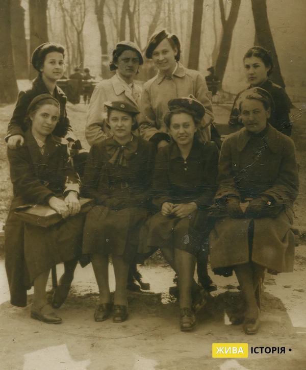Ольга Андрущак стоїть друга зліва, м. Львів, 1939 р. Архів проєкту "Локальна історія"