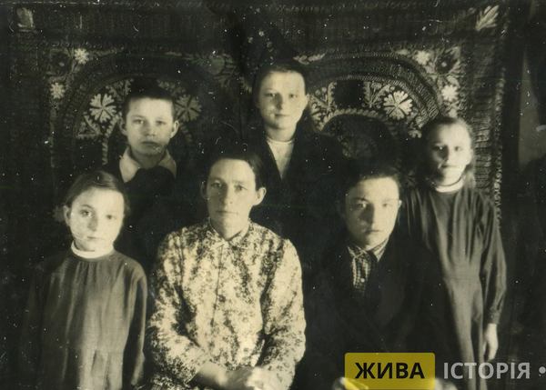 Родина Ямелинець на спецпоселенні у селиці Антоновка, Кемеровська облась, РРФСР