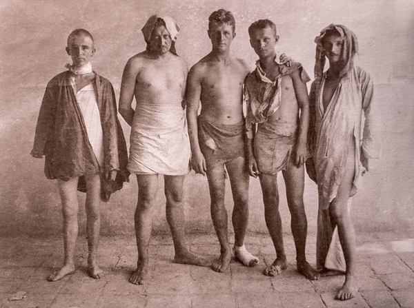 Учасники німецької диверсійної групи, які підірвали британський нафтопровід. Коли диверсанти поверталися, їх начисто обібрали місцеві