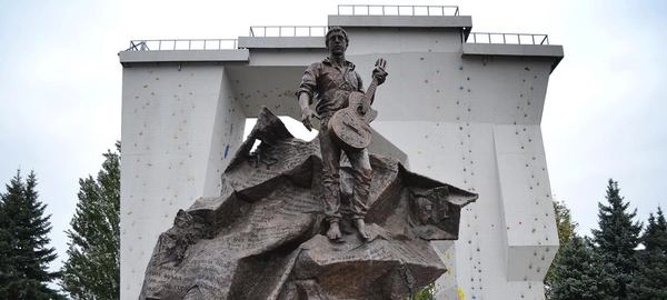 Пам’ятник Висоцькому на Палаці спорту в Харкові / Фото: moreinfo