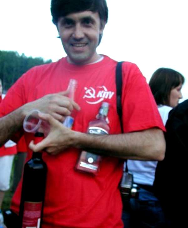 В процессе гулянки находящиеся в сильном алкогольном опьянении юные ленинцы угнали лодку, на которой вышли в море