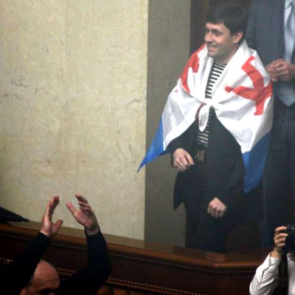 замотавшись во флаг ВМФ СССР