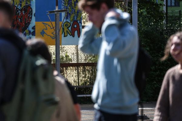 Станом на липень 2025 року в ЄС перебували майже 200 тисяч українських юнаків віком від 14 до 17 років і понад 147 тисяч дівчат. На фото — українські підлітки на подвірʼї школи у бельгійському місті Вілвоорде. Getty Images/AFP/Valeria Mongelli