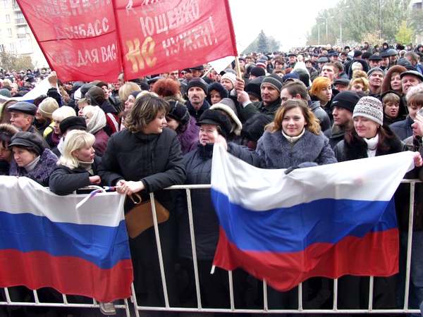 Этой фотографии 11 лет. 31 октября 2003 организовано преступной группировки «Люкс» впервые согнало людей с российскими флагами на площадь перед Донецкой облгосадминистрацией