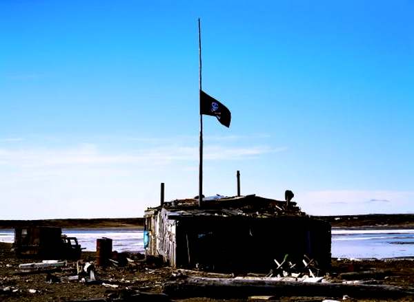 >Жилище черных мамонтологов. Флаг поднят, чтобы показать, что дом уже занят