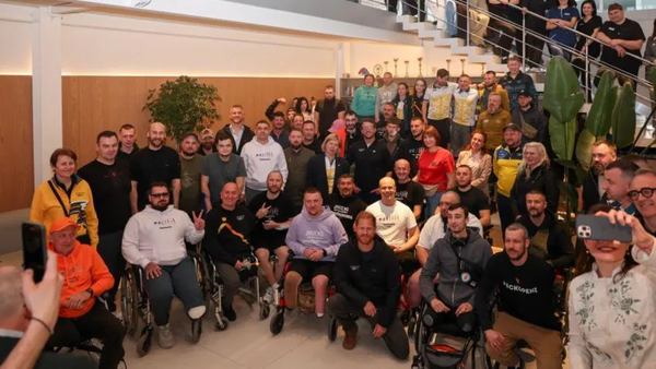 У клініці безкоштовно надають психологічну допомогу, проводять реконструктивну хірургію та протезування постраждалих.