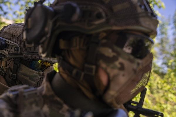 Станом на липень 2025 року в ЄС перебували майже 200 тисяч українських юнаків віком від 14 до 17 років і понад 147 тисяч дівчат. На фото — українські підлітки на подвірʼї школи у бельгійському місті Вілвоорде. Getty Images/AFP/Valeria Mongelli