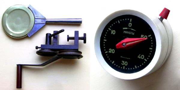 Чудо-машинка для «раскатывания крышек» 1987 г. и таймер 1981 г. (фото Татьяны Мухоровской)