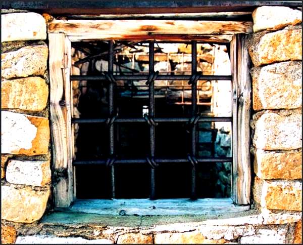 Если выстроить всех людей, кто «по зову партии» смотрел на небо через тюремные решетки ГУЛАГа, то эта живая лента протянется до Луны.  