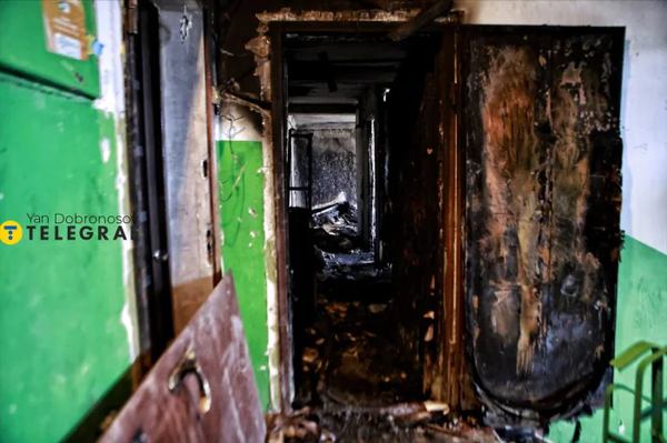 Вид з під'їзду на квартиру, що згоріла, в Дніпровському районі Києва