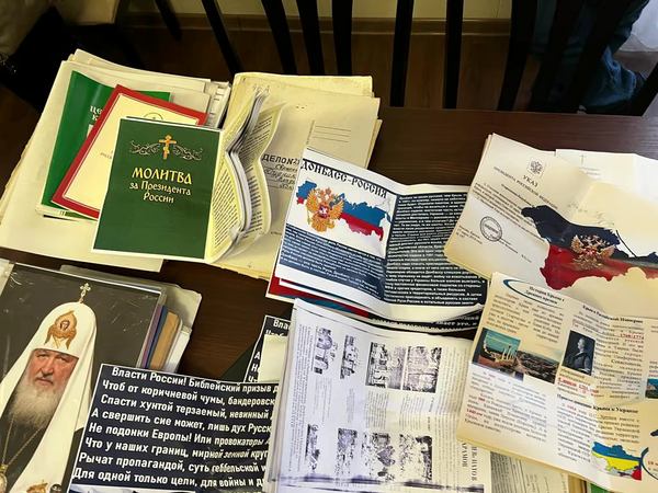 Пропагандистські листівки, які СБУ знайшла в Іонафана