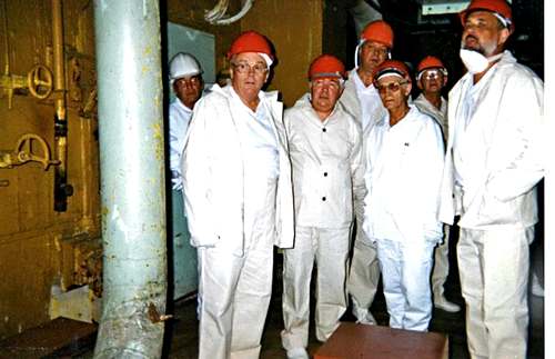 «Курчатовцы» в опасной зоне. Второй слева — Евгений Велихов, третий — Александр Боровой Фото: Из личного Борового Александра архива