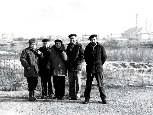 Жену Александра Борового, поехавшую с ним в Чернобыль, его товарищи называли декабристкой. Слева направо: Томилла Боровая, Александр Боровой и сотрудники Курчатовского института Салех Хакимов, Валерий Хвощинский, Сергей Орехов Фото: Из личного Борового Александра архива