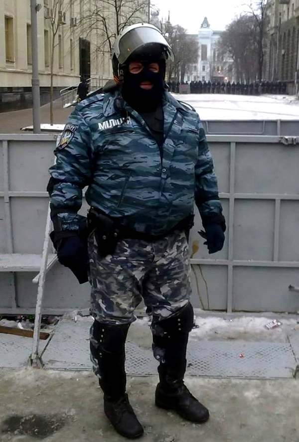 бойца спецподразделения "Беркут" который участвовал в зверском избиении митингующих - Денис Подлесный