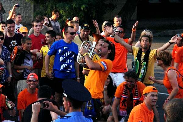 Яркие голландцы внесли ноту радости в серый Харьков. Болельщики играют гимн Украины