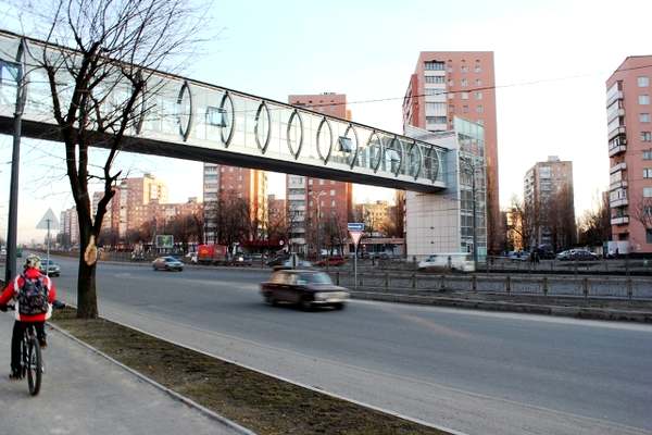 На высоте четвертого этажа можно перейти через проспект Гагарина. Для удобства мам с колясками лифт не работает