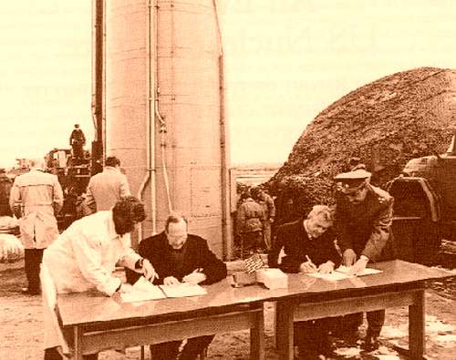 Министры обороны США и Украины подписывают соглашение о финансировании уничтожения стратегического оружия. Фото: Центр по изучению проблем разоружения, энергетики и экологии при МФТИ