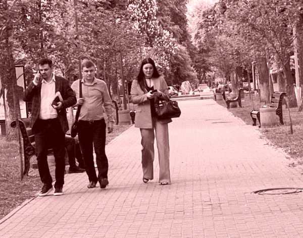 Фото з архіву атора. Адвокат-посередник Олег Горецький, голова ВСАУ Олексій Сальников та екс-співробітниця ВСАУ Анастасія Дзяткевич під час ділової прогулянки біля Верховного суду. За три години до операції НАБУ.