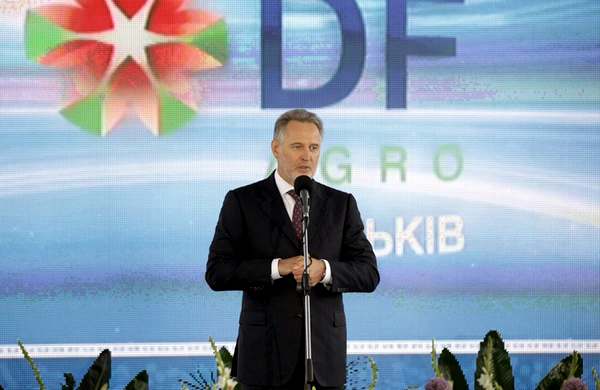 Фирташ на открытии теплицы в родном селе Фото пресс-служба