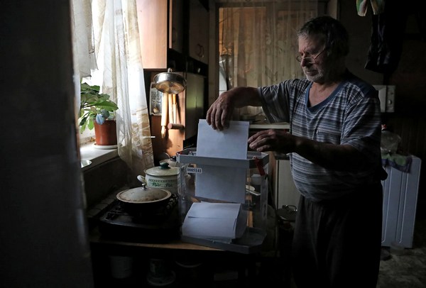 Житель села Сенцово Нижегородской области голосует на выборах в Госдуму РФ, 19 сентября 2021 года. Фото: Анастасия Макарычева / Reuters / Forum