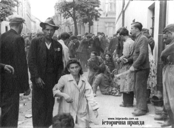 Одна из фотографий, с которыми работал при идентификации милиционеров Джефри Бурдс. Во время лекции о "фашисте" Бандере Гжегож Россолинский-Либе демонстрировал эти фото, ссравнивая с милицейскими удостоверениями каждого из идентифицированных. Однако сам Бурдс еще не публиковал свои сравнительные снимки