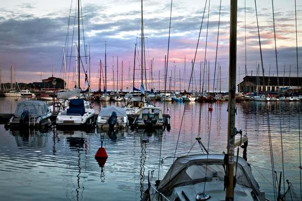 Поставить яхту на стоянку в престижном районе Эйра стоит 300–400 евро на лето, 100 евро зимой. Многие порты обязывают судовладельцев нести одно ночное дежурство в сезон	