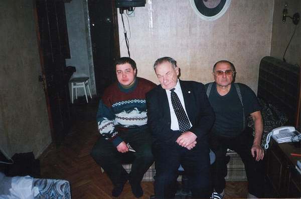  <p>Киев криминальный: &laquo;ОПГ Анищенко-Хмарука&raquo;. Документ.</p> <!--break-->  <p>...Советскую власть он&nbsp;ненавидел идейно. В&nbsp;фальшивопечатании&nbsp;&mdash; был асс. Уголовный мир его боялся и&nbsp;уважал (Хмарук никогда не&nbsp;отступал и&nbsp;никому не&nbsp;спускал), но&nbsp;не&nbsp;понимал его идейность. Он&nbsp;всегда держал слово и&nbsp;был крайне скромен в&nbsp;быту. Все свои доходы он&nbsp;тратил на&nbsp;финансирование украинского националистического движения крайне правого толка. Он&nbsp;беззаветно любил Украину и&nbsp;ненавидел ее&nbsp;врагов...&nbsp;</p>  <p>СПРАВКА: Петр Андреевич Хмарук (Анищенко-Хмарук), родился 3&nbsp;января 1943 года в&nbsp;Киеве. Семья жила на&nbsp;улице Северной (Святошин). Украинский политик и&nbsp;общественный деятель. Участник подполья <a href="http://argumentua.com/stati/akt-vosstanovleniya-gosudarstvennosti-ukrainy-30-iyunya-kak-eto-bylo-foto">ОУН</a> в&nbsp;советские времена. Восемь раз осуждался к&nbsp;лишению свободы, провел в&nbsp;местах лишения свободы в&nbsp;общей сложности свыше 35&nbsp;лет. Инициатор многочисленных забастовок заключенных в&nbsp;советских концлагерях. В&nbsp;учетах правоохранительных органов значился как криминальный авторитет. Член Провода и&nbsp;один из&nbsp;основателей УНА-УНСО. На&nbsp;выборах 1994 года баллотировался в&nbsp;Верховную Раду Украины. Скончался 28&nbsp;ноября 2008 года в&nbsp;Киеве в&nbsp;результате болезни (рака).</p>  <p>Биография Петра Хмарука&nbsp;&mdash; портрет своего времени. Убежденный украинский националист, он&nbsp;уже в&nbsp;молодости встал на&nbsp;путь отрицания всего, что олицетворяло Советскую власть. Будучи человеком характерным, деятельным, живого ума, он&nbsp;не&nbsp;мог остаться незамеченным этой самой властью. Которая щедро воздавала должное талантам Петра Андреевича, и&nbsp;в&nbsp;первую очередь&nbsp;&mdash; криминальным. Восемь судебных приговоров по&nbsp;различным статьям&nbsp;УК и&nbsp;35&nbsp;лет тюрем, колоний и&nbsp;лагерей&nbsp;&mdash; это мерило. Петр Хмарук прошел через это и&nbsp;не&nbsp;сломался. Чем вызывал к&nbsp;себе подлинное уважение со&nbsp;стороны тех, кто стоял по&nbsp;иную сторону закона&nbsp;&mdash; оперативников и&nbsp;следователей. &laquo;Ударить, унизить такого человека просто невозможно&nbsp;&mdash; там такая сила воли, такой характер... Да&nbsp;и&nbsp;просто смертельно опасно: такой&nbsp;&mdash; не&nbsp;простит&raquo;&nbsp;&mdash; рассказывал о&nbsp;Хмаруке&nbsp;&mdash; Анищенко знакомый автору оперативник, дважды принимавший участие в&nbsp;его задержании уже в&nbsp;<nobr>1990-х.</nobr></p>  <p>Люди, знавшие Хмарука, вспоминали грамотность его речи, широчайшую эрудицию, подчеркнутую вежливость в&nbsp;обращении к&nbsp;кому&nbsp;бы то&nbsp;ни&nbsp;было. Интересная деталь: прошедший суровую школу жизни, будучи крайне осторожным человеком, Хмарук почти никогда не&nbsp;отказывал в&nbsp;помощи людям, к&nbsp;нему обратившимся.</p>  <p>Обладая необычайным даром коммуникации, он&nbsp;мог свести интересы армян из&nbsp;Еревана, скупающих в&nbsp;Украине лом золота, с&nbsp;контрабандистами бриллиантов из&nbsp;Израиля. Которые до&nbsp;знакомства с&nbsp;Хмаруком не&nbsp;испытывали никакой потребности в&nbsp;знакомстве друг с&nbsp;другом, но&nbsp;после встречи с&nbsp;ним &laquo;открывали&raquo; для себя&nbsp;же новые грани своего бизнеса и&nbsp;бизнес-возможности. При этом Хмарук никогда не&nbsp;настаивал на&nbsp;лаврах (процентах) посредника.</p>  <p>Сам Петр Хмарук в&nbsp;посредниках не&nbsp;нуждался, стучась в&nbsp;те&nbsp;двери, которые ему были нужны. Выступая в&nbsp;одном из&nbsp;коммерческих споров &laquo;третейским судьей&raquo;, он&nbsp;вежливо пригласил на&nbsp;встречу генерала МВД, &laquo;крышевавшего&raquo; неправую сторону. И&nbsp;тот явился...</p>  <p>В&nbsp;правоохранительных органах известна была еще одна страсть П.&nbsp;Хмарука&nbsp;&mdash; к&nbsp;огнестрельному оружию. И&nbsp;когда не&nbsp;было других &laquo;зацепок&raquo; к&nbsp;Хмаруку, оперативники искали очередной тайник с&nbsp;оружием криминального (и&nbsp;не&nbsp;столько) авторитета. А&nbsp;если оружие не&nbsp;находили, его привычно подбрасывали.</p>  <p>Сегодня неприятно читать воспоминания одного из&nbsp;руководителей киевского УБОП, который утверждает, что Хмарук был исключительно уголовником, &laquo;горевшим&raquo; сугубо на&nbsp;криминальных статьях УК. Генерал на&nbsp;пенсии (кстати, &laquo;проморгавший&raquo; или покрывавший у&nbsp;себя на&nbsp;службе и&nbsp;печально известного &laquo;оборотня&raquo; Игоря Гончарова, и&nbsp;других его сообщников-убийц из&nbsp;УБОПа), наверное, забыл, что указания &laquo;брать Хмарука&raquo; ему, тогда еще подполковнику и&nbsp;полковнику, поступали&nbsp;из... <nobr>5-го</nobr> (&laquo;диссидентского&raquo;) Главного Управления КГБ УССР, а&nbsp;после&nbsp;&mdash; из&nbsp;СБУ. Сам Петр Хмарук утверждал, что все обвинения против него были сфабрикованы по&nbsp;указанию Комитета государственной безопасности.</p>  <p>В&nbsp;советское время вообще практиковалось &laquo;националистам&raquo;, инакомыслящим &laquo;шить&raquo;, фабриковать чисто уголовные статьи&nbsp;&mdash; вплоть до&nbsp;изнасилования, низводя идейных врагов коммунистического режима до&nbsp;статуса уголовников. А&nbsp;Петр Андреевич Хмарук был идейным&nbsp;&mdash; вступив в&nbsp;националистическое подполье в&nbsp;16&nbsp;лет, он&nbsp;долгое время возглавлял подполье Киевщины.</p> <p> <img src="https://lh3.googleusercontent.com/dcSBJsZl5FtRLB8E8Ilvm_cq5BWcYWTsVz5M2YQlkvxZWcBpgwzEWLmT6S1U1VebkNllYxrYj7rIbJEdaG8DowfFJoy3e9mtcHg-DJz2iToaUO7tZd50dMNw4w" width="800px;" height="529px;" alt="" /></p> <p><a href="http://uk.wikipedia.org/wiki/%D0%9E%D0%BB%D0%B5%D1%81%D1%8C_%D0%92%D0%B0%D1%85%D0%BD%D1%96%D0%B9">Олесь Вахній</a>, <a href="http://argumentua.com/stati/kak-pogib-roman-shukhevich-i-chto-moglo-proizoiti-s-ego-telom-my-ne-mstim-za-blizkikh">Юрій Шухевич</a>, Петро Хмарук</p>  <p>Как было на&nbsp;самом деле, знают, и&nbsp;то&nbsp;лишь отчасти, лишь ветераны <nobr>5-го &mdash;</nobr> &laquo;диссидентского&raquo; (&laquo;политического&raquo;) Управления <a href="http://argumentua.com/stati/kak-kgb-perevospityval-byvshikh-povstantsev">КГБ УССР</a>. Но&nbsp;они по&nbsp;понятным причинам говорить об&nbsp;этом не&nbsp;станут.</p>  <p>Но&nbsp;факт: личность Хмарука-Анищенко вызывала неподдельное уважение у&nbsp;генералов СБУ и&nbsp;МВД, которые знали его еще по&nbsp;&laquo;советским временам&raquo;, и&nbsp;с&nbsp;которыми ему приходилось встречаться уже в&nbsp;независимой Украине. С&nbsp;уголовниками так не&nbsp;разговаривают, и&nbsp;автор был этому свидетелем.</p>  <p>Сам П. Хмарук нисколько не&nbsp;тяготился навязанной ему роли уголовника, считая, что большего греха, чем &laquo;работать на&nbsp;коммунистов&raquo;&nbsp;&mdash; нет и&nbsp;быть не&nbsp;может. Соответственно, так&nbsp;же не&nbsp;было грехом в&nbsp;его глазах жить за&nbsp;счет этой власти&nbsp;&mdash; когда это, естественно, получалось. А&nbsp;у&nbsp;него&nbsp;&mdash; получалось.</p>  <p>В&nbsp;частности, П.&nbsp;Хмарук наводнил теперь уже бывший СССР &laquo;липовыми&raquo; водительскими правами и&nbsp;паспортами, которые производил длительное время в&nbsp;своей подпольной типографии. Наряду с&nbsp;прочими &laquo;советскими&raquo; документами. Сам Хмарук признавал это криминальным деянием, но&nbsp;не&nbsp;считал это грехом. &laquo;Права&raquo; шли на&nbsp;&laquo;ура&raquo; в&nbsp;республиках Закавказья и&nbsp;Средней Азии, доход шел Хмаруку.</p>  <p>На&nbsp;что он&nbsp;тратил огромные по&nbsp;советским временам денежные суммы&nbsp;&mdash; наверное, было только одному известно: своими планами и&nbsp;проблемами он&nbsp;ни&nbsp;с&nbsp;кем никогда не&nbsp;делился. Прекрасно владея навыками конспирации.</p>  <p>При этом Петр Андреевич был абсолютно равнодушен к&nbsp;бытовым удобствам, предметам роскоши, статусным вещам и&nbsp;накоплениям. Никогда не&nbsp;расставаясь с&nbsp;портретом <a href="http://argumentua.com/stati/smert-natsionalista-v-chest-polkovnika-evgeniya-konovaltsa">Евгения Коновальца</a>. Один раз в&nbsp;беседе с&nbsp;автором выразив сожаление о&nbsp;том, что его образ жизни не&nbsp;позволял иметь архивы и&nbsp;собирать фотографии: &laquo;Жизнь с&nbsp;такими людьми сводила...&raquo;</p>  <p>Известно только, что будучи сторонником радикальных действий, П.&nbsp;Хмарук финансировал симпатичную ему УНА-УНСО. При этом не&nbsp;имея практически никаких дел с&nbsp;известными диссидентами и&nbsp;&laquo;маститыми&raquo; национал-патриотами&nbsp;&mdash; он&nbsp;считал, что они много говорят там, где лучше что-то сделать.</p>  <p>Новые возможности для Хмарука открылись с&nbsp;обретением Украиной независимости. Коренной киевлянин, он&nbsp;прекрасно знал всех до&nbsp;единого лидеров киевской организованной преступности. Его лагерный срок и&nbsp;безусловный человеческий авторитет, принципиальность в&nbsp;любых вопросах изрядно кормили его как &laquo;третейского судью&raquo; в&nbsp;&laquo;разборах&raquo; между бизнесменами и&nbsp;криминальными группировками. Параллельно с&nbsp;этим П.&nbsp;Хмарук проворачивал какие-то гешефты; известно, что одно время он&nbsp;опекался скупкой золота у&nbsp;населения в&nbsp;столичном регионе и&nbsp;организацией первых ломбардов.</p>  <p>Именно в&nbsp;этой&nbsp;&mdash; коммерческой&nbsp;&mdash; своей деятельности степенный Хмарук обрел себе недругов из&nbsp;числа милицейских начальников столицы, &laquo;крышевавших&raquo; идентичный бизнес. У&nbsp;милицейских начальников не&nbsp;было авторитета Хмарука, но&nbsp;зато на&nbsp;их&nbsp;стороне был Закон, который, как известно, в&nbsp;Украине&nbsp;&mdash; что дышло. И&nbsp;у&nbsp;Хмарука снова начались неприятности. Окончившиеся для Петра Андреевича очередным тюремным <nobr>8-летним</nobr> сроком.</p>  <p>Впрочем, по&nbsp;одной из&nbsp;версий, дело против Хмарука сфабриковали по&nbsp;настоянию &laquo;российских коллег&raquo;&nbsp;&mdash; за&nbsp;то, что помогал чеченской общине в&nbsp;Украине и&nbsp;финансировал чеченскую освободительную кампанию против России. Которую считал <a href="http://argumentua.com/novosti/bandera-predlagal-raschlenit-rossiyu-na-malye-gosudarstva">главным источником</a> всех бед в&nbsp;Украине.</p>  <p>Ниже&nbsp;&mdash; фрагмент одной из&nbsp;справок, иллюстрирующей милицейскую версию на&nbsp;&laquo;ОПГ Хмарука&nbsp;&mdash; Анищенко&raquo; в&nbsp;середине <nobr>1990-х:</nobr></p>  <p>&laquo;...Организованная преступная группировка &laquo;Хмарука&raquo; насчитывает около 30&nbsp;человек.</p> <p>Лидер&nbsp;&mdash; Анищенко (Хмарук) Петр Андреевич, 1944 года рождения, уроженец и&nbsp;житель г.Киева, проживающий по&nbsp;ул.Чернобыльской, <nobr>13-а,</nobr> кв.., директор консорциума &laquo;ЭЛФ-2&raquo;, ранее неоднократно судимый.</p> <p>Бригадиры</p> <p>Резниченко Владимир Валентинович, 1953 года рождения, уроженец и&nbsp;житель г.Киева, проживает по&nbsp;ул.Картвешвили, <nobr>5-а,</nobr> кв.., ранее неоднократно судим.</p> <p>Харачаев Залимхан Шарович, 1961 года рождения, уроженец г.Асакировка, чеченец, проживает в&nbsp;г.Киеве по&nbsp;ул.Драгоманова, 25, кв...</p> <p>Машура Рудольф Яковлевич, 1942 года рождения, уроженец г.Коврова, проживал в&nbsp;г.Киеве по&nbsp;ул.Санаторной, 12, кв.., кличка &laquo;Рудик&raquo; (убит 9.10.1995&nbsp;года).</p> <p>Подгорный Валерий Павлович, 1967 года рождения, кличка &laquo;Угрюмый&raquo;.</p> <p>Войтович Валерий Николаевич, 1959 года рождения, кличка &laquo;Питерский&raquo;.</p>  <p>Архипов Андрей, уголовная кличка &laquo;Архип&raquo;.</p>  <p>Волошин Сергей.</p>  <p>Рогач Павел Владимирович, 1960 года рождения.</p>  <p>Контролируемые предприятия:</p> <p>1. Консоциум &laquo;ЭЛФ-2&raquo;, &laquo;Сокрамент&raquo;, &laquo;ГДР плюс&raquo;, &laquo;Фонд коньюктуры и&nbsp;перспективного развития&raquo;, Ассоциация &laquo;Политех&raquo;, &laquo;Концерн политических инноваций&raquo;, корпорация &laquo;Инновация&raquo;, МП&nbsp;&laquo;Антей&raquo;, &laquo;Приортраст&raquo;;</p> <p>2. Бывший пионерский лагерь &laquo;Алмазный&raquo; (пгт. Бортничи).</p>  <p>Преступное формирование &laquo;Хмарука&raquo; соорганизовалось в&nbsp;1993&nbsp;году. Группа комплектовалась ранее судимыми и&nbsp;специализировалась на&nbsp;разбоях, грабежах, вымогательствах, изготовлении фальшивых документов, угонах автотранспорта и&nbsp;наркобизнесе (последнее&nbsp;&mdash; неправда&nbsp;&mdash; А.).</p> <p>В&nbsp;1994 году &laquo;Хмарук&raquo; часть добываемых противоправным путем средств вкладывает в&nbsp;создание ряда фирм, средства от&nbsp;деятельности которых направляются для материальной поддержки освободившихся и&nbsp;находящихся в&nbsp;заключении &laquo;воровских&raquo; авторитетов. В&nbsp;этом&nbsp;же году за&nbsp;использование фальшивого паспорта &laquo;Хмарук&raquo; привлекается органами милиции к&nbsp;уголовной ответственности и&nbsp;до&nbsp;августа 1995 года находится в&nbsp;СИЗО. В&nbsp;отсутствие лидера группированием управляет Волошин, который, будучи человеком подозрительным и&nbsp;жестоким, пораженным уголовной психологией, в&nbsp;борьбе за&nbsp;лидерство проводит ряд &laquo;внутрибригадных разборок&raquo;, в&nbsp;результате которых он&nbsp;организовывает убийство одного из&nbsp;бригадиров&nbsp;&mdash; Исаева&nbsp;В. и&nbsp;добивается выхода из&nbsp;состава ОПГ заместителя &laquo;Хмарука&raquo;, &laquo;воровского&raquo; авторитета Витковского&nbsp;В.</p> <p>Освободившись из&nbsp;СИЗО, &laquo;Хмарук&raquo; приглашает из&nbsp;г.Москвы одного из&nbsp;чеченских &laquo;авторитетов&raquo;&nbsp;&mdash; Харачаева&nbsp;3. (уголовные клички &laquo;Зелимхан&raquo;, &laquo;Артур&raquo;), бывшего сотрудника милиции, с&nbsp;группой чеченских боевиков, а&nbsp;также устанавливает контроль над рядом фирм (&laquo;ЭЛФ-2&raquo;, &laquo;Приортраст&raquo; и&nbsp;др.), созданных его близкой связью Машурой&nbsp;Р. (уголовная кличка &laquo;Рудик&raquo;).</p> <p>&laquo;Зелимхан&raquo; и&nbsp;Волошин объединяют своих членов в&nbsp;единую ОПГ под руководством &laquo;Хмарука&raquo; и&nbsp;активно начинают заниматься вымогательствами. Сам &laquo;Хмарук&raquo;, совместно с&nbsp;&laquo;Рудиком&raquo;, совершают ряд финансовых махинаций в&nbsp;кредитно-банковской сфере и&nbsp;на&nbsp;полученные средства создают консорциум, в&nbsp;который вошли все контролируемые ОПГ коммерческие структуры. В&nbsp;большинство этих фирм в&nbsp;состав учредителей, по&nbsp;требованию &laquo;Хмарука&raquo;, были введены &laquo;Зелимхан&raquo; и&nbsp;прибывшие с&nbsp;ним чеченские боевики.</p> <p>В&nbsp;связи с&nbsp;тем, что контрольный пакет акций консорциума находился у&nbsp;&laquo;Рудика&raquo;, и&nbsp;он&nbsp;начал высказывать недовольство по&nbsp;поводу экономической &laquo;деятельности&raquo; чеченцев (прибыль направлялась в&nbsp;Чечню), &laquo;Хмарук&raquo;, &laquo;Зелимхан&raquo; и&nbsp;Волошин в&nbsp;октябре 1995 года организовывают убийство &laquo;Рудика&raquo;. В&nbsp;этот&nbsp;же период &laquo;Хмарук&raquo; устанавливает устойчивые связи с&nbsp;лидерами УНА-УНСО, при поддержке которых в&nbsp;декабре 1995 года пытается баллотироваться в&nbsp;Верховный Совет Украины, но&nbsp;не&nbsp;набирает необходимого количества голосов.</p>  <p>С&nbsp;начала 1996 года &laquo;Хмарук&raquo; и&nbsp;члены его ОПГ принимают активное участие во&nbsp;всех акциях, проводимых УНА-УНСО, оказывают им&nbsp;финансовую поддержку. В&nbsp;свою очередь, боевики УНА-УНСО привлекаются лидером ОПГ к&nbsp;&laquo;разборкам&raquo;, возникающих с&nbsp;другими группировками, а&nbsp;также осуществляют поставки оружия в&nbsp;ОПГ из&nbsp;зон боевых конфликтов (Приднестровье, Абхазия, Чечня).</p> <p>Летом 1996 года &laquo;Хмарук&raquo; с&nbsp;лидером УНА-УНСО Корчинским&nbsp;Д. выезжает в&nbsp;Крым, где через имеющиеся криминальные связи пытается договорится с&nbsp;руководством ряда бывших пионерских лагерей и&nbsp;домов отдыха о&nbsp;размещении на&nbsp;их&nbsp;базе боевиков УНА-УНСО для подготовки их&nbsp;к&nbsp;участию в&nbsp;боевых действиях на&nbsp;стороне чеченцев против российских войск. Вместе с&nbsp;тем, большое внимание &laquo;Хмарук&raquo; уделил установлению контактов с&nbsp;работниками экспериментальной лаборатории по&nbsp;разработке новых образцов огнестрельного оружия, которая действует при Киевском станкозаводе, с&nbsp;целью заполучить детали созданного нового образца пистолета-пулемета &laquo;Гоблин&raquo;.</p>  <p>В&nbsp;настоящее время ОПГ &laquo;Хмарука&raquo; насчитывает около 30&nbsp;активных членов.</p>  <p>Располагает оружием и&nbsp;боеприпасами, автотранспортом и&nbsp;современными средствами связи. Является высокомобильным. Поддерживает ровные отношения со&nbsp;всеми ОПГ, действующими в&nbsp;Киевском регионе, однако &laquo;авторитетом&raquo; и&nbsp;поддержкой&nbsp;их, из-за сотрудничества с&nbsp;чеченскими боевиками и&nbsp;УНА-УНСО, не&nbsp;пользуется (это неправда&nbsp;&mdash; А.). Лидер ОПГ располагает устойчивыми связями среди украинской диаспоры в&nbsp;Канаде. Вынашивает намерение участвовать в&nbsp;предстоящих выборах...&laquo;</p> <p> <img src="https://lh5.googleusercontent.com/G51yp9n77ya3EnoMdaJlhrQgGzDg49JF71FscgzJLnqG6HsBebrtYTlPBLG87hFyNzniJNzPCVI2oES-eVIoF5hM9Jl_EiBzpnMuSrB-rxrRkvy7EoeqrG86-w" width="800px;" height="600px;" alt="" /></p> <p>Прощание с&nbsp;телом Петра Хмарука состоялось в&nbsp;Киеве, в&nbsp;церкви подле Аскольдовой Могилы. Похоронен Петр Андреевич на&nbsp;Лесном кладбище столицы</p> <p>О&nbsp;Петре Хмаруке с&nbsp;уверенностью можно утверждать лишь несколько вещей. Советскую власть он&nbsp;ненавидел идейно. В&nbsp;фальшивопечатании он&nbsp;был асс. Уголовный мир его боялся и&nbsp;уважал (Хмарук никогда не&nbsp;отступал и&nbsp;никому не&nbsp;спускал), но&nbsp;не&nbsp;понимал его идейность. Он&nbsp;всегда держал слово и&nbsp;был крайне скромен в&nbsp;быту. Все свои доходы он&nbsp;тратил на&nbsp;финансирование украинского националистического движения крайне правого толка. Он&nbsp;беззаветно любил Украину и&nbsp;ненавидел ее&nbsp;врагов.</p>  <p>О&nbsp;нем написано множество небылиц и&nbsp;совсем мало правды.</p>  <p>Георгий Семенец, <a href="http://argumentua.com/">&laquo;Аргумент&raquo;</a></p>  <p>В&nbsp;тему:</p> <p><a href="http://argumentua.com/stati/vladimir-vyatrovich-segodnya-ukraintsy-zanovo-otkryvayut-dlya-sebya-svoyu-istoriyu">Владимир Вятрович: Сегодня украинцы заново открывают для себя свою историю</a></p> <p><a href="http://argumentua.com/stati/skolko-uspel-stolko-ubil-sotnik-upa-miroslav-simchich-o-voine-za-ukrainu">&laquo;Сколько успел&nbsp;&mdash; столько убил.&raquo; Сотник УПА Мирослав Симчич о&nbsp;войне за&nbsp;Украину</a></p> <p><a href="http://argumentua.com/stati/osip-bokser-khoma-moryak-i-chempion-po-boksu-stavshii-komandirom-upa">Осип &laquo;Боксер&raquo; Хома: моряк и&nbsp;чемпион по&nbsp;боксу, ставший командиром УПА</a></p> <p><a href="http://argumentua.com/stati/moneta-lada-khristya-i-drugie-ukrainki-rytsari-ordenov-upa">Монета, Лада, Христя и&nbsp;другие. Украинки&nbsp;&mdash; Рыцари орденов УПА</a></p> <p><a href="http://argumentua.com/stati/kto-takie-banderovtsy-i-za-chto-oni-boryutsya">&laquo;Кто такие бандеровцы и&nbsp;за&nbsp;что они борются&raquo;</a></p>