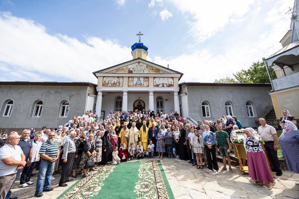 Ігор Додон, імовірно, з орденом князя Володимира від митрополита Онуфрія, село Каларашівка, 20 серпня 2020 р. / Джерело фото: Фото - з офіційної ФБ-сторінки "орденоносця"