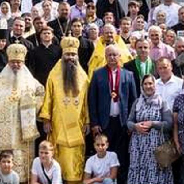 Поряд єпископ Філарет, який на день раніше був у Банченах з Онуфрієм. 