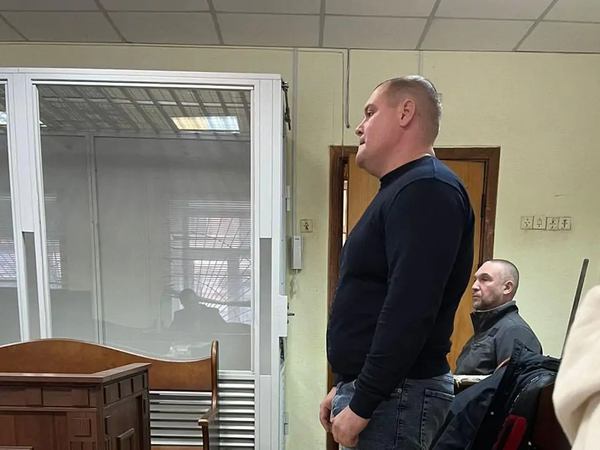 Обвинувачені Юрій Калмиков та Віктор Цвигун у Подільському райсуді Києва. Фото: Адвокатська дорадча група