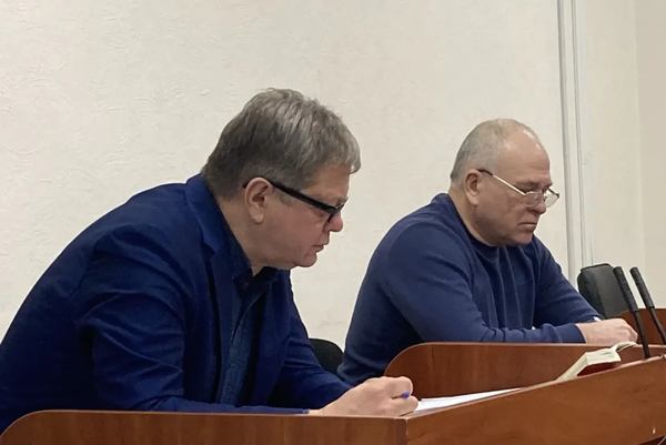 Адвокат Сергій Мась (ліворуч) та його підзахисний Олександр Кравченко на засіданні Бориспільського суду 21 лютого 2024. Фото: архів Watchers