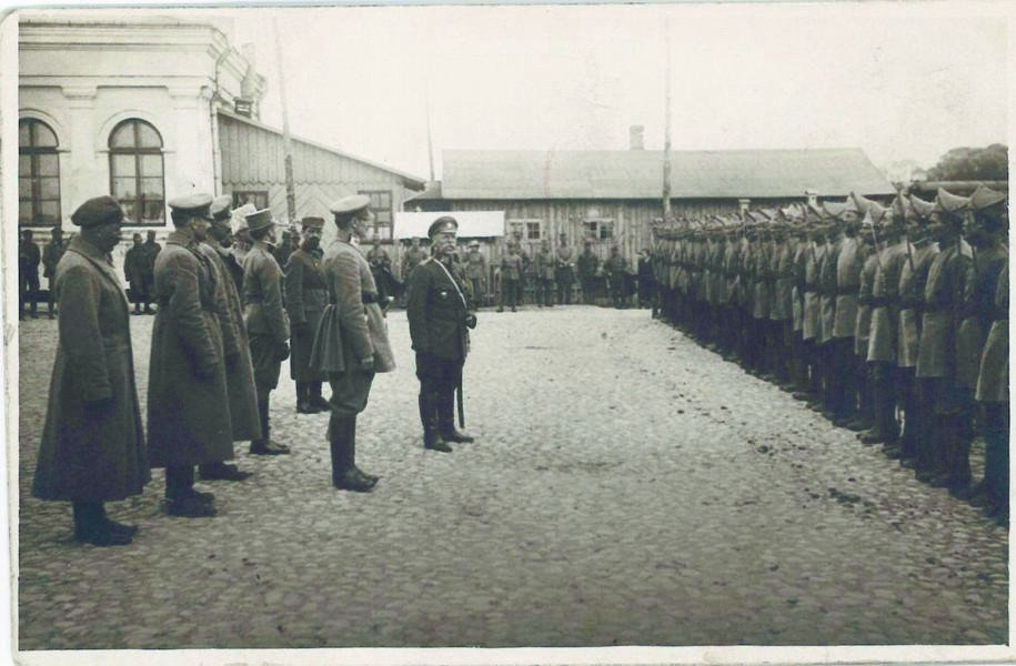 Почесна сотня Сірої дивізії. Перед сотнею стоїть група старшин, посередині командир дивізії генерал-хорунжий В. Сокира-Яхонтов, ліворуч біля нього попередній командир дивізії підполковник І. Перлик. Володимир-Волинський, 1918 рік