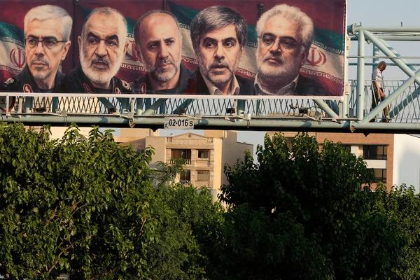 Білборд у Тегерані в п'ятницю демонструє зображення вищих іранських командирів і вчених, які загинули в результаті ізраїльських ударів. (Вахід Салемі/AP)