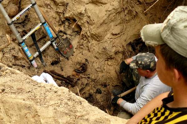Быковнянские могилы, исследования 2011 года. Фото Петр Погожельский, Польское радио для “Исторической правды”.