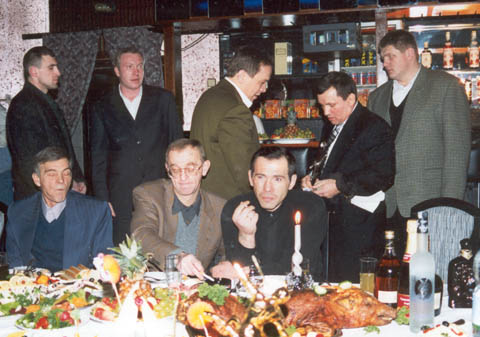 «Семейный» праздник «Деда». На переднем плане крайний справа – один из бригадиров Киселя – Трипольский Геннадий Львович, кличка «Геша». На заднем плане – «Деду» вручают антикварную саблю дамасской стали.