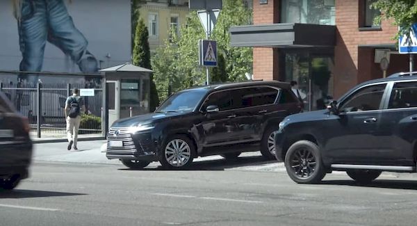 Lexus LX 600, оформлений на Романа Кравця, біля ЖК «Чикаго»