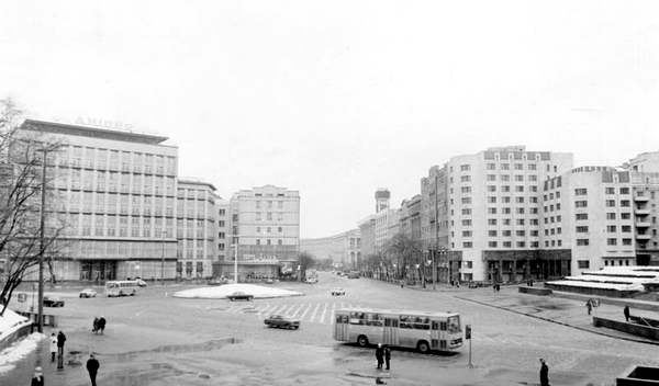 Начало 1990-х годов Площадь Ленинского комсомола (Европейская). Вполне узнаваемый пейзаж, только нет уже дома № 5 по Крещатику, совершенно бездарно уничтоженного (вместо него зияет огромная дыра в застройке), да проезжая часть площади непривычно пустынная…