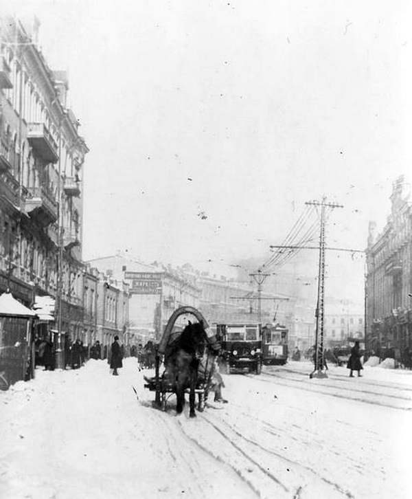 Конец 1920-х – начало 1930-х годов  Три вида транспорта на заснеженной улице Воровского (Крещатике).