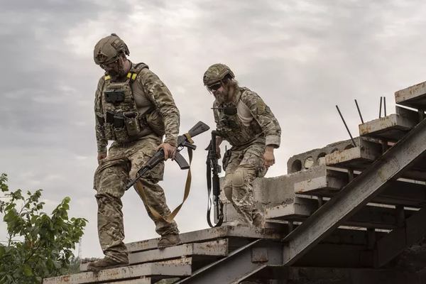 Нейт Венс (ліворуч) у прифронтовому містечку Тетянівка з ще одним солдатом із підрозділу «Гонор». Альберт Лорес для Le Figaro