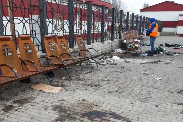 Залізничний вокзал Краматорська в день ракетного обстрілу, 8 квітня 2022 року.  Фото:hromadske