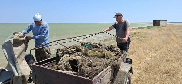 Рейнджери Парку з вилученими браконьєрськими сітками / Національний природний парк «Тузлівські лимани»