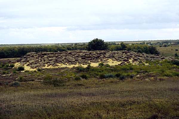 Каменный остров в степи — настоящее чудо природы. В гротах сохранились удивительные рисунки Фото: Дмитрий Пленкин