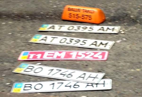 В салоне авто прибывший наряд милиции в присутствии народных депутатов обнаружил фотоаппаратуру и средства стационарной и переносной связи с инвентарными номерами государственного учреждения. Сменные номера экипажа наружного наблюдения в базе ГАИ не значатся