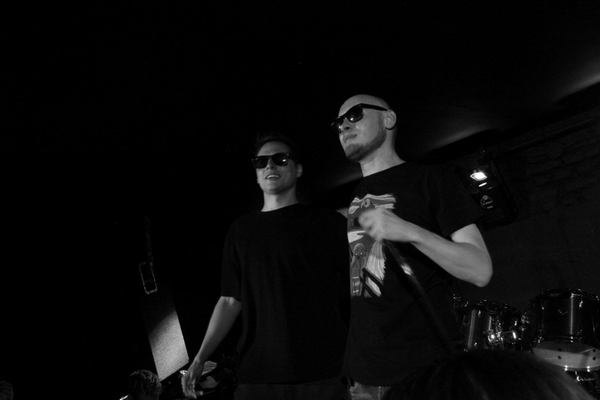 Олександр Кудь (ліворуч) та Артем Ельф під час виступу у Харкові. Олександр нині служить у лавах ЗСУ