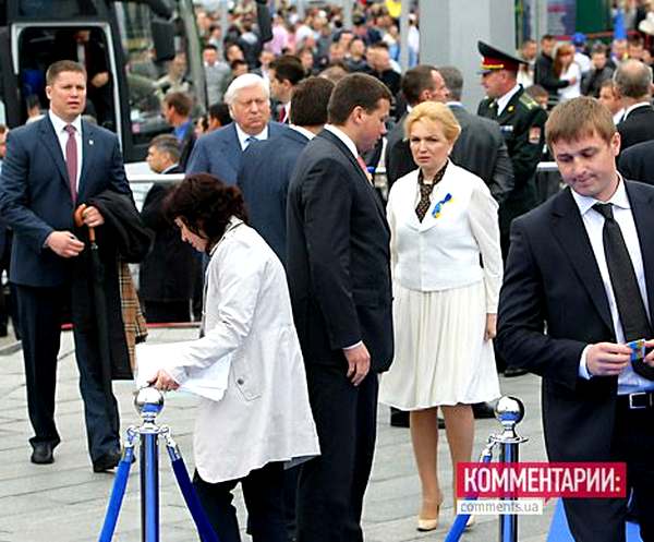 со стопроцентной явыкой политбомонда с банальной речью выступил Президент