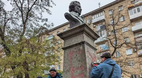 Пам’ятник Пушкіну в Харкові, який вже знесли / Фото: times.kharkiv.ua