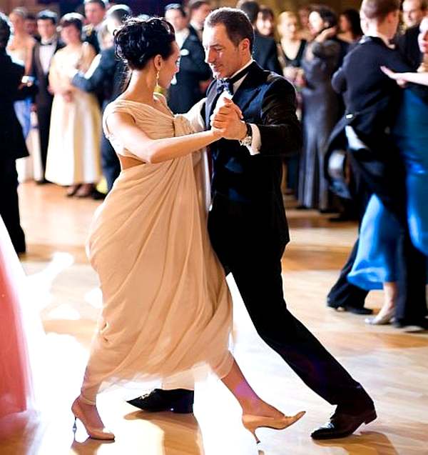 И танцует — будто в последний раз