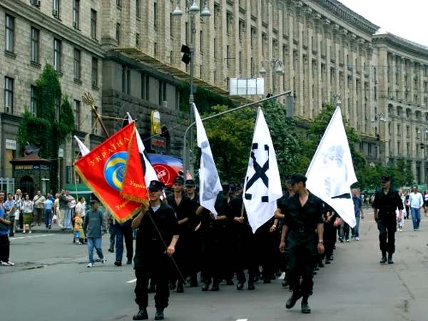 Эдуард Коваленко (в центре) возглавляет марш УНА