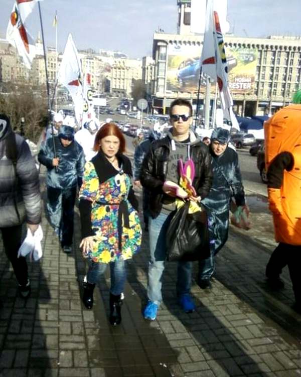 Отрабатывает политические заказы с киевским шоуменом Дурневым. Тем самым, который придумал провокацию с броневиком в центре Киева.