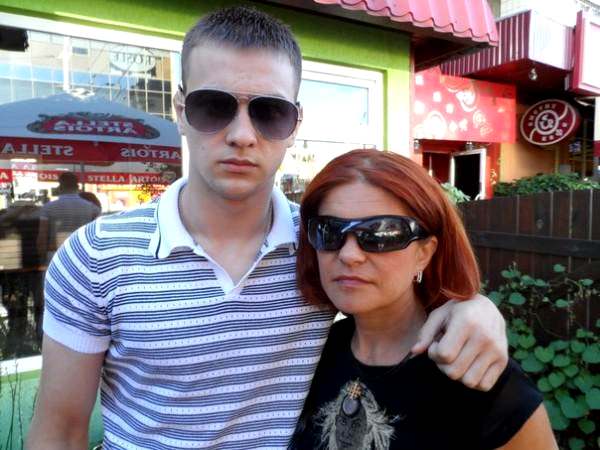 В последнее время дама знаменита как страстная публичная защитница Вадима Титушко.